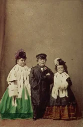 Charles Sherwood Stratton, känd som General Tom Thumb (1838-83), med sin fru Lavinia (född Warren) (1841-1919) och sin svägerska, porträttfotografi